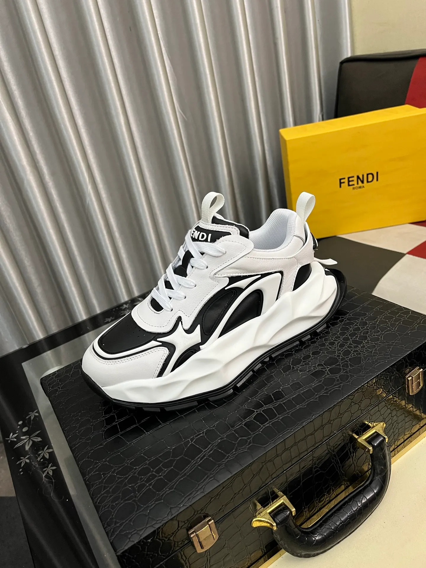 Men's Men's Shoes💰580⌚️⌚️[fendi] Fendi's classic and comfortable men's, this complex sneaker is made of soft calfskin➕genuine leather lining➕original ultra-light rubber material with rough outsole. This unique light style is suitable for the casual and refined sensibility of this season. It is comfortable and natural on the feet. It is an everyday style for casual travel in autumn and winter! 38-446️⃣colors available